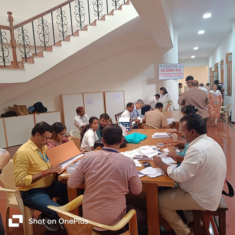 ಮೈಸೂರಿನ ಜಿಲ್ಲಾಮಟ್ಟದ ಕಚೇರಿಗಳ ಸಂಕೀರ್ಣದಲ್ಲಿ ಅಂಚೆ ಮತದಾನ ಪ್ರಕ್ರಿಯೆ ಶುಕ್ರವಾರ ನಡೆಯಿತು