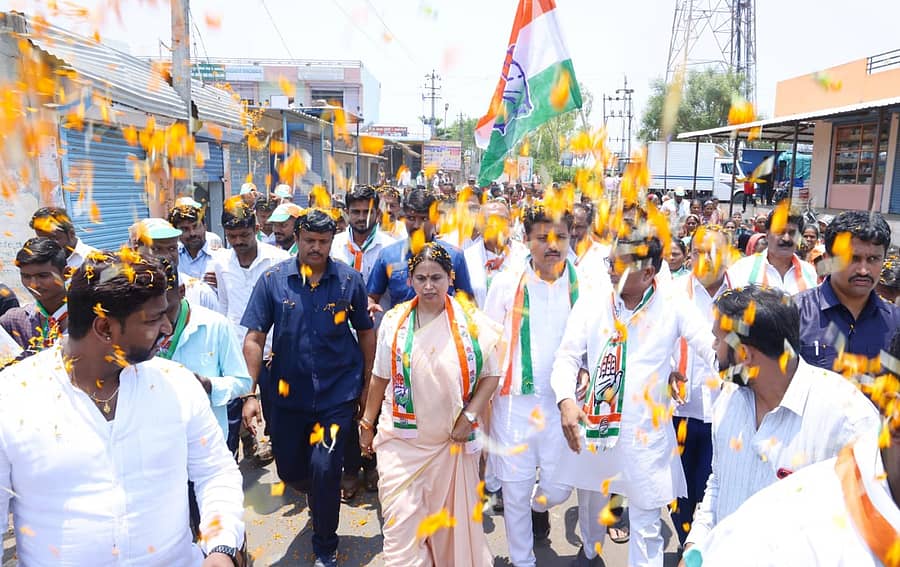 ಗೋಕಾಕ ವಿಧಾನಸಭಾ ಕ್ಷೇತ್ರದ ವಿವಿಧಡೆ ಮೃಣಾಲ್ ಹೆಬ್ಬಾಳಕರ ಪ್ರಚಾರ ನಡೆಸಿದ ಸಚಿವೆ ಲಕ್ಷ್ಮಿ ಹೆಬ್ಬಾಳಕರ ಅವರಿಗೆ ಜನರ ಪುಷ್ಪವೃಷ್ಟಿ ಮಾಡಿ ಸ್ವಾಗತಿಸಿದರು