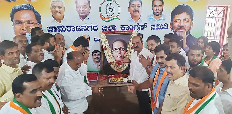 ಚಾಮರಾಜನಗರ ಜಿಲ್ಲಾ ಕಾಂಗ್ರೆಸ್ ಸಮಿತಿ ಕಚೇರಿಯಲ್ಲಿ ನಡೆದ ಡಾ.ಬಿ.ಆರ್. ಅಂಬೇಡ್ಕರ್ ಅವರ 133ನೇ ಜಯಂತಿ ಕಾರ್ಯಕ್ರಮದಲ್ಲಿ ಅಂಬೇಡ್ಕರ್ ಅವರ ಬಾವಚಿತ್ರಕ್ಕೆ ಕಾಂಗ್ರೆಸ್ ಅಭ್ಯರ್ಥಿ ಸುನಿಲ್ ಬೋಸ್, ಜಿಲ್ಲಾ ಕಾಂಗ್ರೆಸ್ ಸಮಿತಿ ಅಧ್ಯಕ್ಷ ಪಿ. ಮರಿಸ್ವಾಮಿ ಪುರ್ಷ್ಪಾಚನೆ ಮಾಡಿದರು. ಮುಖಂಡರು ಪಾಲ್ಗೊಂಡಿದ್ದರು