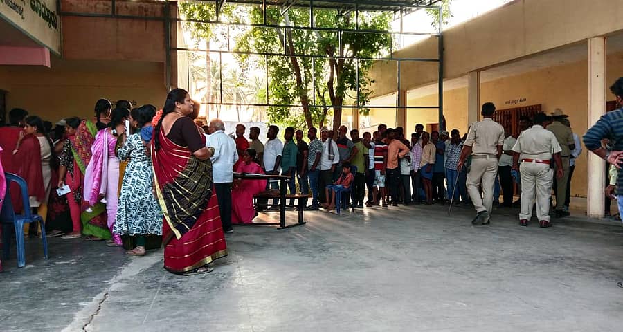 ಚನ್ನಪಟ್ಟಣ ಕೂಡ್ಲೂರು ಮತಗಟ್ಟೆಯಲ್ಲಿ ಸಾಲುಗಟ್ಟಿ ನಿಂತಿದ್ದ ದೃಶ್ಯ