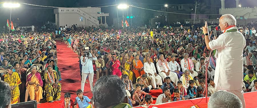 ರಾಯಚೂರು ತಾಲ್ಲೂಕಿನ ವಡವಾಟಿ ಗ್ರಾಮದಲ್ಲಿ ಆಯೋಜಿಸಿದ್ದ ರಾಯಚೂರು ಲೋಕಸಭಾ ಕ್ಷೇತ್ರದ ಕಾಂಗ್ರೆಸ್ ಅಭ್ಯರ್ಥಿ ಜಿ.ಕುಮಾರ ನಾಯಕ ಪ್ರಚಾರ ಸಭೆಯಲ್ಲಿ ಸಣ್ಣ ನೀರಾವರಿ ಸಚಿವ ಎನ್.ಎಸ್. ಬೋಸರಾಜು ಮಾತನಾಡಿದರು