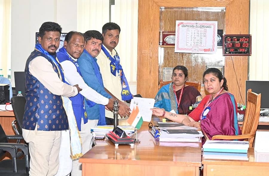 ಬಿಎಸ್‌ಪಿ ಅಭ್ಯರ್ಥಿಯಾಗಿ ಎಂ.ಕೃಷ್ಣಮೂರ್ತಿ ಅವರು ಗುರುವಾರ ಜಿಲ್ಲಾಧಿಕಾರಿ, ಜಿಲ್ಲಾ ಚುನಾವಣಾ ಅಧಿಕಾರಿ ಸಿ.ಟಿ.ಶಿಲ್ಪಾನಾಗ್‌ ಅವರಿಗೆ ನಾಮಪತ್ರ ಸಲ್ಲಿಸಿದರು. ಬಿಎಸ್‌ಪಿ ರಾಜ್ಯ ಪ್ರಧಾನ ಕಾರ್ಯದರ್ಶಿ ಹ.ರಾ.ಮಹೇಶ್‌, ಮುಖಂಡ ಸಿ.ಮಹದೇವಯ್ಯ, ಜಿಲ್ಲಾಧ್ಯಕ್ಷ ಎನ್‌.ನಾಗಯ್ಯ ಜೊತೆಗಿದ್ದರು. ಹೆಚ್ಚವರಿ ಜಿಲ್ಲಾಧಿಕಾರಿ ಗೀತಾ ಹುಡೇದ ಪಾಲ್ಗೊಂಡಿದ್ದರು