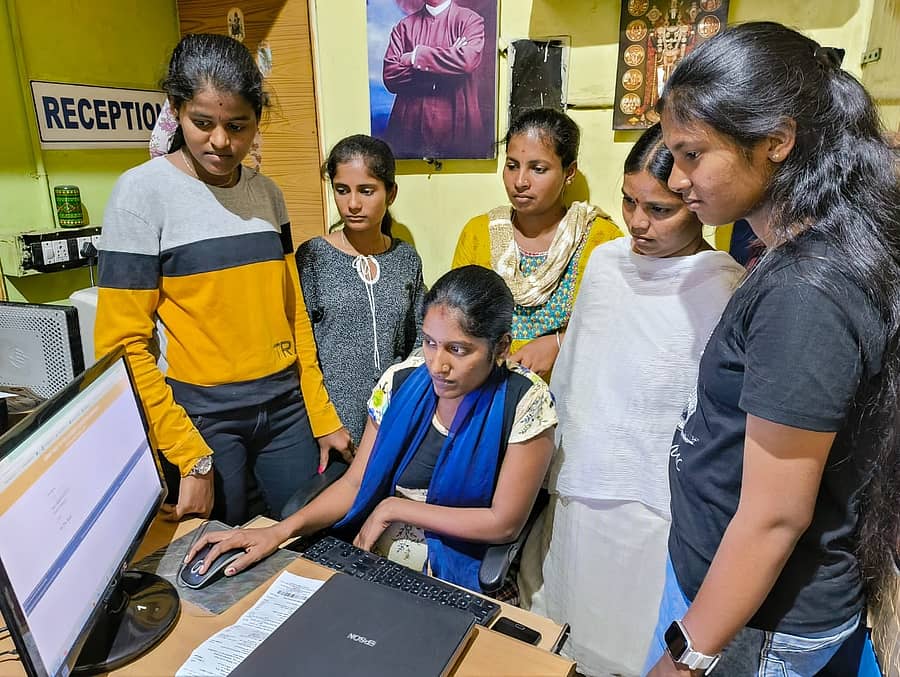 ಮಂಡ್ಯ ನಗರದಲ್ಲಿ ದ್ವಿತೀಯ ಫಲಿತಾಂಶವನ್ನು ಸೈಬರ್ ಕೇಂದ್ರದಲ್ಲಿ ನೋಡುತ್ತಿರುವ ವಿದ್ಯಾರ್ಥಿಗಳು