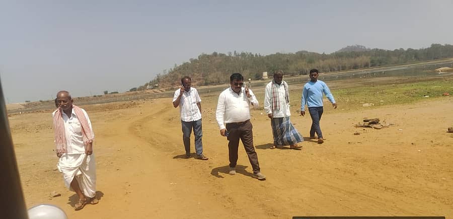 ದಾವಣಗೆರೆ ಜಿಲ್ಲೆಯ ಹರಿಹರ ತಾಲ್ಲೂಕಿನ ಕೊಂಡಜ್ಜಿ ಕೆರೆಗೆ ಹರಿಹರ ತಹಶೀಲ್ದಾರ್ ಗುರುಬಸವರಾಜ ಕೆ.ಎಂ. ಅವರು ಮಂಗಳವಾರ ಭೇಟಿ ನೀಡಿ ಪರಿಶೀಲಿಸಿದರು
