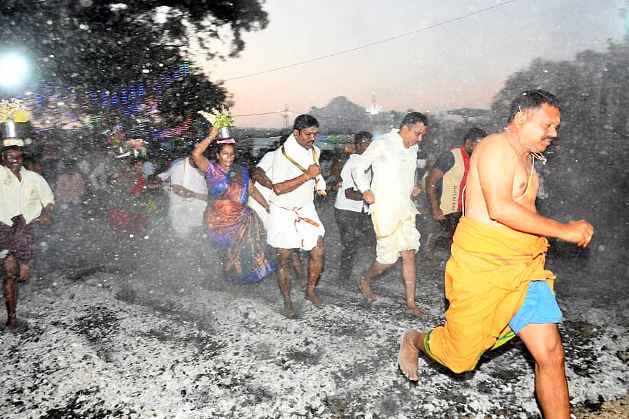ಮಧುಗಿರಿಯ ದಂಡಿನ ಮಾರಮ್ಮ ಜಾತ್ರೆ ಅಂಗವಾಗಿ ಶುಕ್ರವಾರ ಅಗ್ನಿಕೊಂಡ ಹಾಯುವ ಮೂಲಕ ಸಾವಿರಾರು ಭಕ್ತರು ಹರಕೆ ತೀರಿಸಿದರು