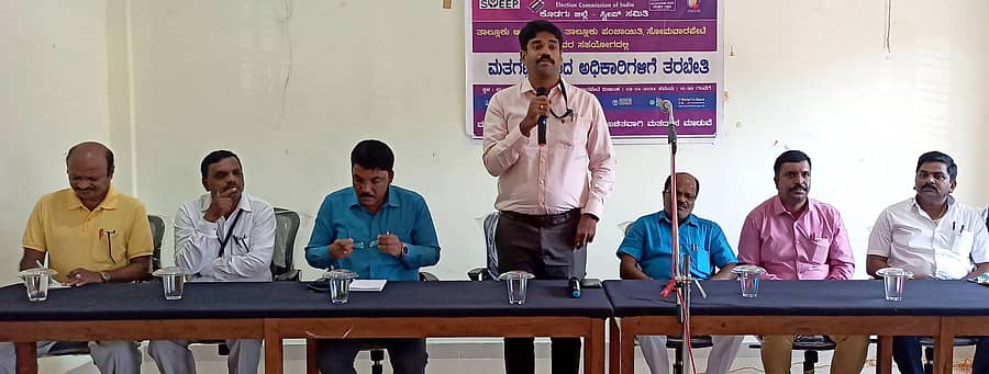 ಲೋಕಸಭಾ ಚಾರ್ವತ್ರಿಕ ಚುನಾವಣೆ ಹಿನ್ನೆಲೆಯಲ್ಲಿ ಸ್ವೀಪ್ ಸಮಿತಿಯಿಂದ ಸೋಮವಾರಪೇಟೆ ಪಟ್ಟಣ ಪಂಚಾಯಿತಿ ಸಭಾಂಗಣದಲ್ಲಿ ಮತಗಟ್ಟೆ ಅಧಿಕಾರಿಗಳು ಹಾಗೂ ಬಿಎಲ್ಒ ಮೇಲ್ವಿಚಾರಕರಿಗೆ ಆಯೋಜಿಸಿದ್ದ ಒಂದು ದಿನದ ತರಬೇತಿ ಕಾರ್ಯಾಗಾರದಲ್ಲಿ ತಹಶೀಲ್ದಾರ್ ನವೀನ್ ಕುಮಾರ್ ಮಾತನಾಡಿದರು
