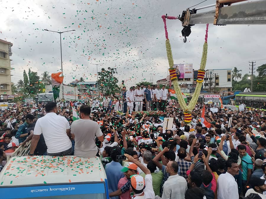 ಸುರತ್ಕಲ್ನಲ್ಲಿ ಪದ್ಮರಾಜ್ ಅವರಿಗೆ ಬೃಹತ್ ಹರ ಹಾಕಲಾಯಿತು