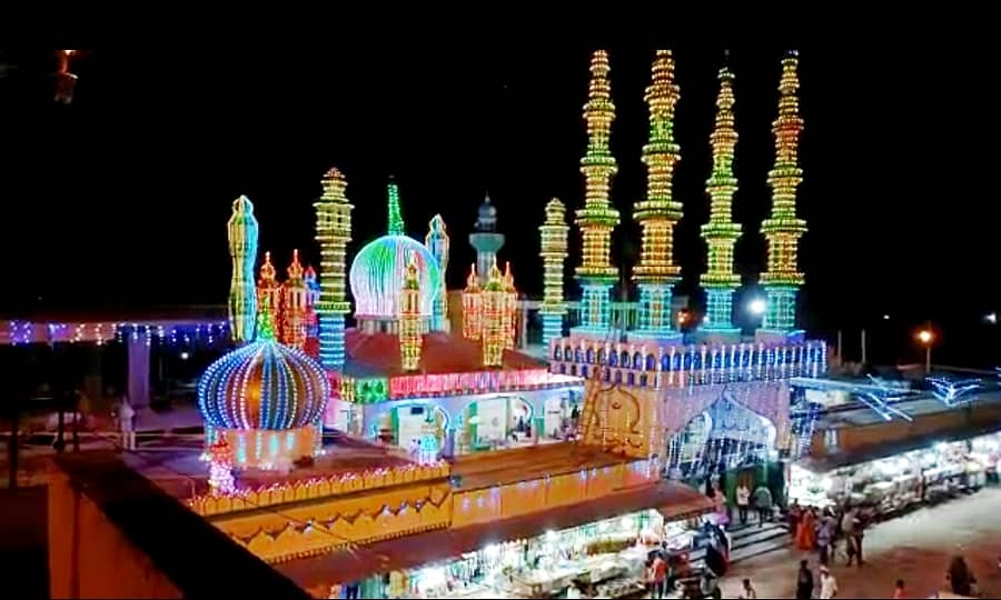 ದೀಪಾಲಂಕಾರದಿಂದ ಕಂಗೊಳಿಸುತ್ತಿರುವ ಲಕ್ಷ್ಮೇಶ್ವರದ ದೂದಪೀರಾಂ ಮಹಾತ್ಮರ ದರ್ಗಾ