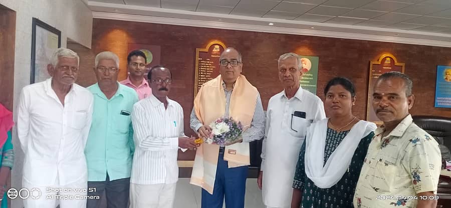 ಬೆಟಗೇರಿ ರೈಲ್ವೆ ಹೋರಾಟ ಸಮಿತಿ ಅಧ್ಯಕ್ಷ ಗಣೇಶ್‌ ಸಿಂಗ್‌ ಬ್ಯಾಳಿ ನೇತೃತ್ವದ ನಿಯೋಗ ವಿವಿಧ ಬೇಡಿಕೆಗಳ ಈಡೇರಿಕೆಗೆ ಆಗ್ರಹಿಸಿ ನೈರುತ್ಯ ರೈಲ್ವೆ ಜನರಲ್‌ ಮ್ಯಾನೇಜರ್‌ ಅರವಿಂದ ಶ್ರೀವಾಸ್ತವ್‌ ಅವರಿಗೆ ಮನವಿ ಸಲ್ಲಿಸಿತು