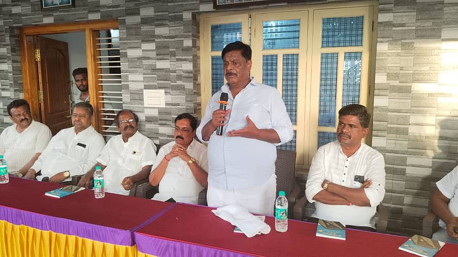 ಹನೂರು ತಾಲ್ಲೂಕಿನ ವಡ್ಡರದೊಡ್ಡಿ ಗ್ರಾಮದಲ್ಲಿ ಸೋಮವಾರ ನಡೆದ ಕಾರ್ಯಕರ್ತರ ಸಭೆಯಲ್ಲಿ ಸಮಾಜ ಕಲ್ಯಾಣ ಇಲಾಖೆ ಸಚಿವ ಎಚ್. ಸಿ ಮಹದೇವಪ್ಪ ಮಾತನಾಡಿದರು. ಮಾಜಿ ಶಾಸಕ ಆರ್.ನರೇಂದ್ರ ಇತರರು ಭಾಗವಹಿಸಿದ್ದರು