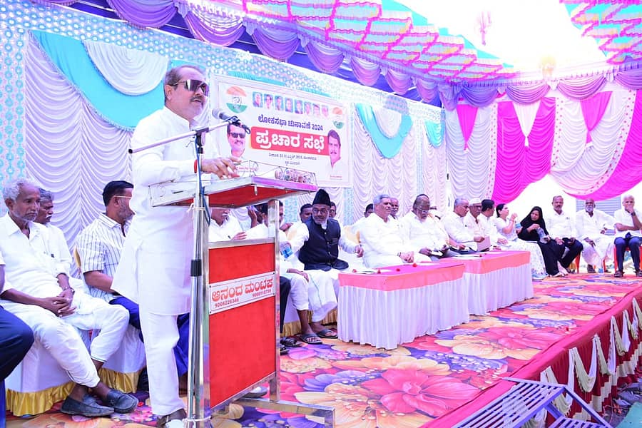 ತಾಳಿಕೋಟೆ ತಾಲ್ಲೂಕಿನ ಮಿಣಜಗಿ ಗ್ರಾಮದಲ್ಲಿ ವಿಜಯಪುರ ಲೋಕಸಭಾ ಮೀಸಲು ಕ್ಷೇತ್ರದ ಅಭ್ಯರ್ಥಿ ರಾಜು ಆಲಗೂರ ಪರ ಚುನಾವಣಾ ಪ್ರಚಾರಾರ್ಥವಾಗಿ ಮಂಗಳವಾರ ಹಮ್ಮಿಕೊಂಡಿದ್ದ ಸಭೆಯಲ್ಲಿ ಶಾಸಕ ಸಿ.ಎಸ್.ನಾಡಗೌಡ (ಅಪ್ಪಾಜಿ) ಮಾತನಾಡಿದರು