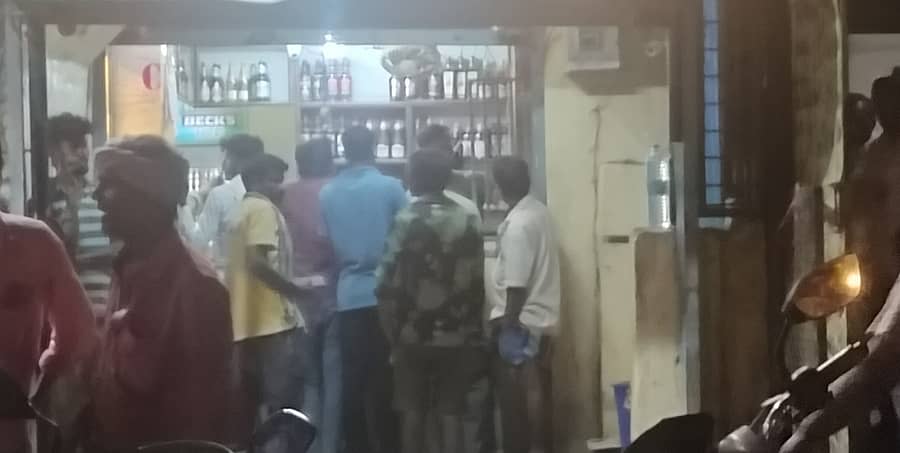 ದೇವನಹಳ್ಳಿ ಪಟ್ಟಣದಲ್ಲಿ ಮದ್ಯದಂಗಡಿ ಮುಂದೆ ನಿಂತಿರುವ ಗ್ರಾಹಕರು