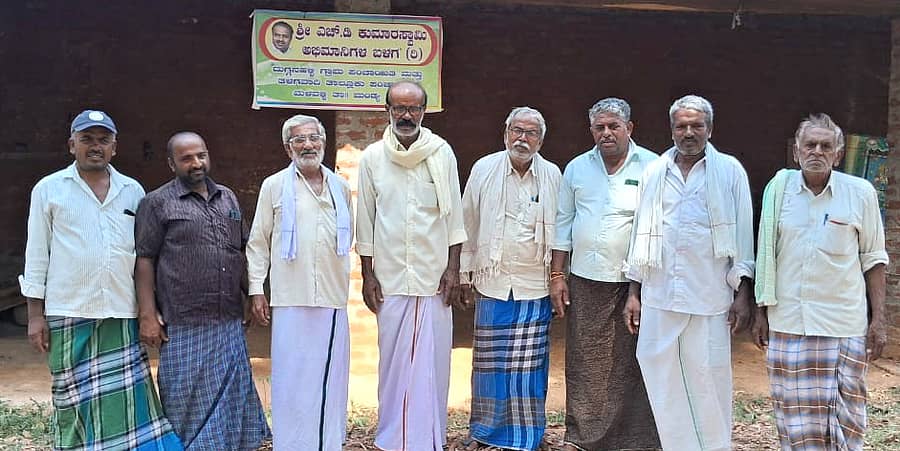 ಮಳವಳ್ಳಿ ತಾಲ್ಲೂಕಿನ ಹಂಚೀಪುರದಲ್ಲಿ ಎಚ್.ಡಿ.ಕುಮಾರಸ್ವಾಮಿ ಅಭಿಮಾನಿಗಳ ಬಳಗದ ಪದಾಧಿಕಾರಿಗಳು ಸಭೆ ನಡೆಸಿದರು