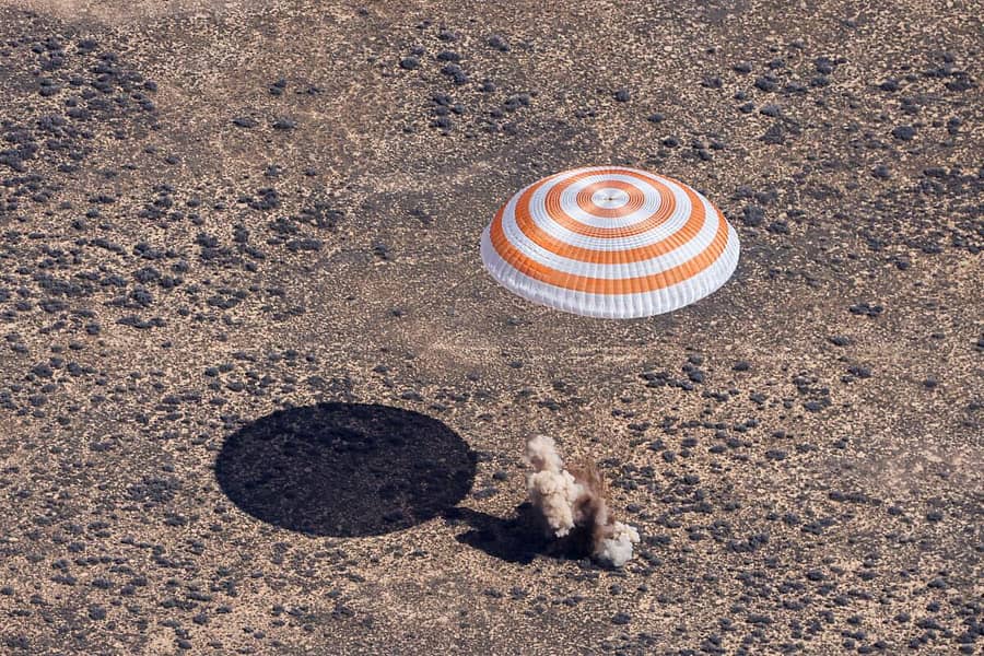 <div class="paragraphs"><p>ಕಜಕಿಸ್ತಾನದ ನಿರ್ಜನ ಪ್ರದೇಶದಲ್ಲಿ ಸುರಕ್ಷಿತವಾಗಿ ಇಳಿದ ರಷ್ಯಾದ ಸೊಯುಜ್ ಅಂತರಿಕ್ಷ ನೌಕೆ</p></div>