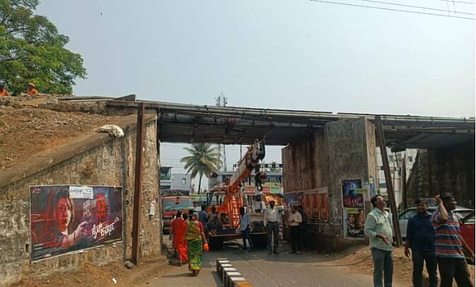 ಭದ್ರಾವತಿ ನಗರದ ರೈಲ್ವೆ ಅಂಡರ್ಪಾಸ್ ಬಳಿಯ ಕಬ್ಬಿಣದ ಬ್ಯಾರಿಕೇಡ್ ದುರಸ್ತಿ ಕಾರ್ಯ ಗುರುವಾರ ನಡೆಯಿತು