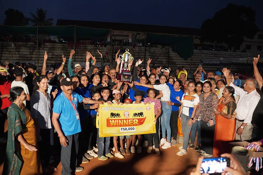 ನಾಪೋಕ್ಲುವಿನಲ್ಲಿ ಭಾನುವಾರ ನಡೆದ ಕೊಡವ ಕೌಟುಂಬಿಕ ಹಗ್ಗಜಗ್ಗಾಟ ಸ್ಪರ್ಧೆಯಲ್ಲಿ ಬೊಟ್ಟೋಳಂಡ ಕಪ್ -2024ರ ಮಹಿಳಾ ವಿಭಾಗದಲ್ಲಿ ಪ್ರಶಸ್ತಿ ಮುಡಿಗೇರಿಸಿಕೊಂಡ ಕಾಂಡಂಡ ತಂಡ