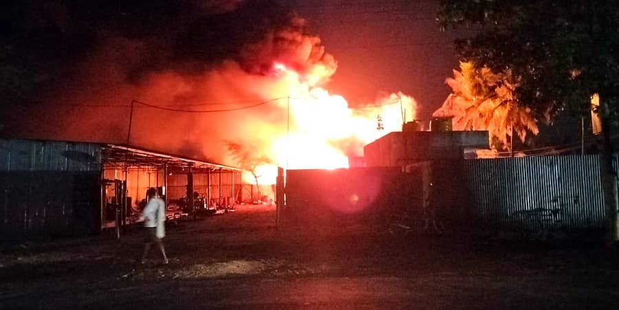 ದೊಡ್ಡಬಳ್ಳಾಪುರ ಸಮೀಪದ ಹಮಾಮ್ ಸಮೀಪ ಆಕಸ್ಮಿಕ ಬೆಂಕಿಯಿಂದ ಸುಟ್ಟು ಹೋದ ಬೋರ್ ವೆಲ್ ಲಾರಿ