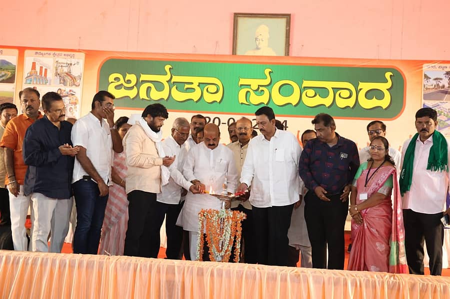 ಗದಗ ನಗರದ ಎಪಿಎಂಸಿ ಆವರಣದಲ್ಲಿರುವ ವಿವೇಕಾನಂದ ಸಭಾ ಭವನದಲ್ಲಿ ಶನಿವಾರ ನಡೆದ ಜನತಾ ಸಂವಾದ ಕಾರ್ಯಕ್ರಮವನ್ನು ಹಾವೇರಿ ಲೋಕಸಭಾ ಕ್ಷೇತ್ರದ ಅಭ್ಯರ್ಥಿ ಬಸವರಾಜ ಬೊಮ್ಮಾಯಿ ಉದ್ಘಾಟಿಸಿದರು