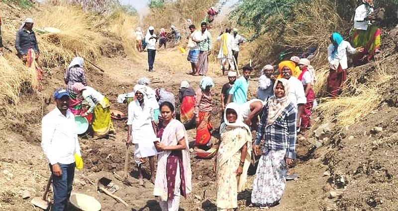 ಹಟ್ಟಿಚಿನ್ನದಗಣಿ ಸಮೀಪದ ಕೋಠಾದ ಬಳಿ ಹಳ್ಳದ ಹೂಳೆತ್ತುವ ಕಾಮಗಾರಿ ನಡೆಯುತ್ತಿರುವುದು