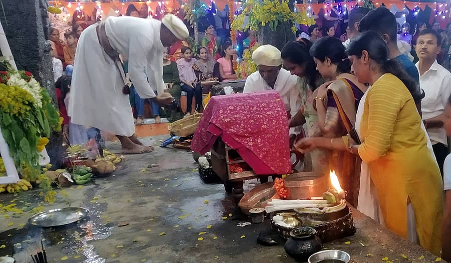 ಸೋಮವಾರಪೇಟೆ ಸಮೀಪದ ಯಡೂರು ಗ್ರಾಮದ ಸುಗ್ಗಿಕಟ್ಟೆಯಲ್ಲಿ ನಡೆದ ಸುಗ್ಗಿಉತ್ಸವದಲ್ಲಿ ಮಹಿಳೆಯರು ಪೂಜೆ ಸಲ್ಲಿಸಿದರು