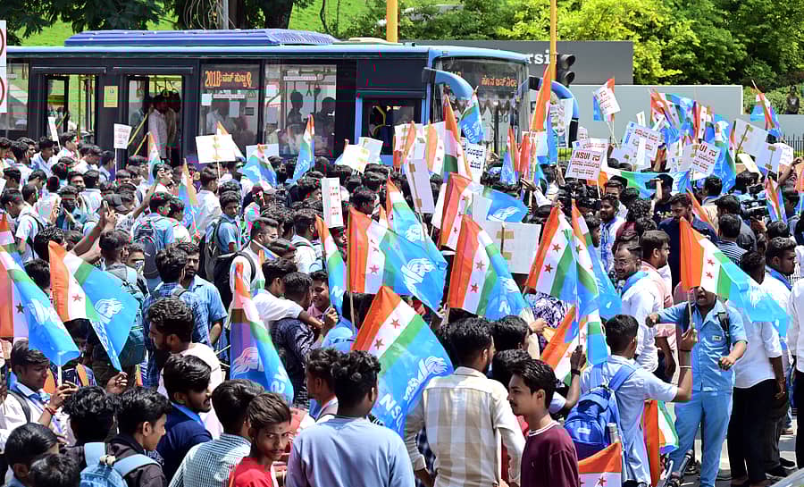 ಹುಬ್ಬಳ್ಳಿಯ ವಿದ್ಯಾನಗರದ ಬಿವಿಬಿ ಕಾಲೇಜು ಎದುರು ಬುಧವಾರ ಎನ್ಎಸ್ಯುಐ ಕಾರ್ಯಕರ್ತರು ಪ್ರತಿಭಟನೆ ನಡೆಸಿದರು –ಪ್ರಜಾವಣಿ ಚಿತ್ರ