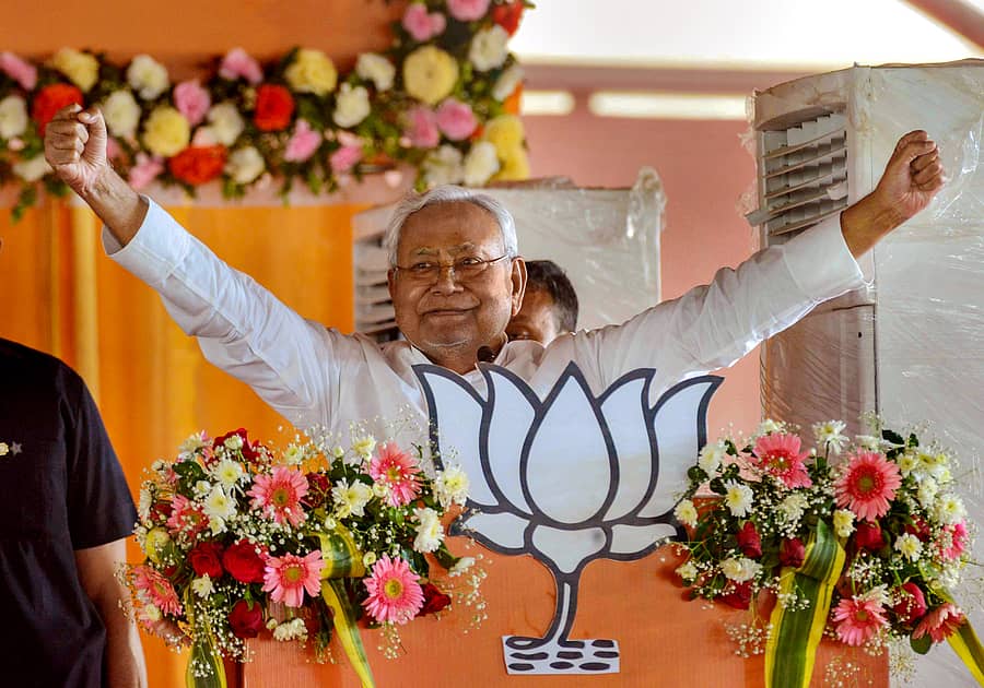 ಬಿಹಾರದ ಮುಖ್ಯಮಂತ್ರಿ ನಿತೀಶ್ ಕುಮಾರ್ ಅವರು ಲೋಕಸಭಾ ಚುನಾವಣೆ ಸಂಬಂಧ ನವಾಡದಲ್ಲಿ ನಡೆದ ಸಾರ್ವಜನಿಕ ಸಭೆಯಲ್ಲಿ ಮಾತನಾಡುತ್ತಿರುವುದು
ಪಿಟಿಐ ಚಿತ್ರ