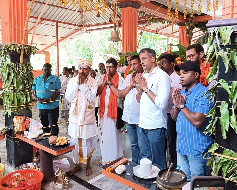 ಶಾಸಕ ಎ.ಎಸ್ ಪೊನ್ನಣ್ಣ ಬಸವೇಶ್ವರ ದೇವಾಲಯದಲ್ಲಿ ಪ್ರಾರ್ಥನೆ ಸಲ್ಲಿಸಿದರು.
