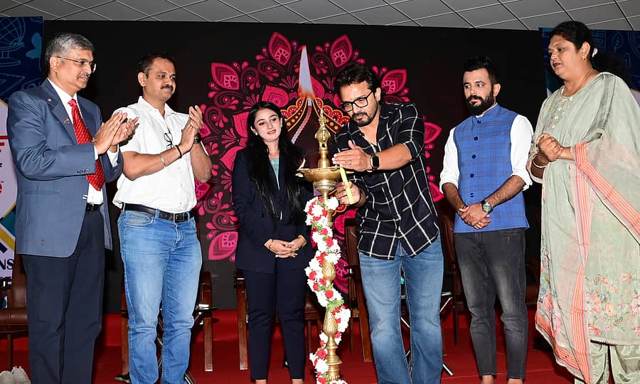 ಬೆಂಗಳೂರಿನಲ್ಲಿ ‘ಡೆಕ್ಕನ್ ಹೆರಾಲ್ಡ್ ಮತ್ತು ಪ್ರಜಾವಾಣಿ’ ಆಯೋಜಿಸಿರುವ 14ನೇ ‘ಎಡ್ಯುವರ್ಸ್’ ಅನ್ನು ನಟ ವಿಜಯ ರಾಘವೇಂದ್ರ ಶನಿವಾರ ಉದ್ಘಾಟಿಸಿದರು. ರಾಜೀವ್ ವೇಲೂರ್, ಕಿರಣ್ ಸುಂದರರಾಜನ್, ಐಶ್ವರ್ಯಾ ಡಿ.ಕೆ.ಎಸ್ ಹೆಗ್ಡೆ, ರಕ್ಷಿತ್ ಶೆಟ್ಟಿ, ಕೆ.ವಿಜಯಕಲಾ ಸುಧಾಕರ್ ಪಾಲ್ಗೊಂಡಿದ್ದರು –ಪ್ರಜಾವಾಣಿ ಚಿತ್ರ