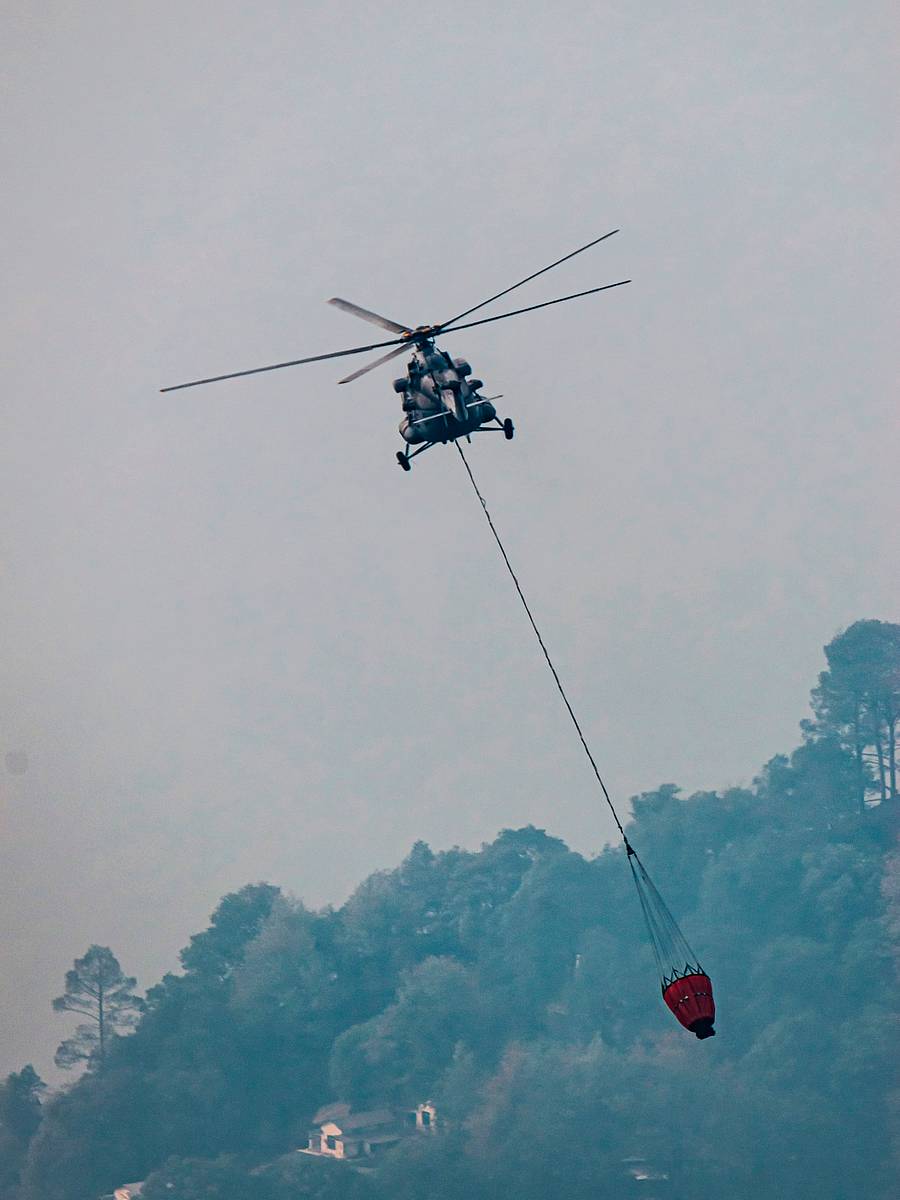 ಉತ್ತರಾಖಂಡದ ನೈನಿತಾಲ್ ಜಿಲ್ಲೆಯ ಅರಣ್ಯದಲ್ಲಿ ವ್ಯಾಪಿಸಿರುವ ಕಾಳ್ಗಿಚ್ಚು ನಂದಿಸಲು ವಾಯುಪಡೆ ಹೆಲಿಕಾಪ್ಟರ್ ನೆರವು ಪಡೆಯಲಾಯಿತು –ಪಿಟಿಐ ಚಿತ್ರ