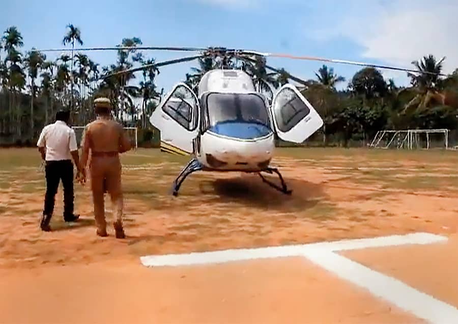 ರಾಹುಲ್ ಗಾಂಧಿ ಅವರು ಪ್ರಯಾಣಿಸಿದ ಹೆಲಿಕಾಪ್ಟರ್ಅನ್ನು ಫ್ಲೈಯಿಂಗ್ ಸ್ಕ್ವಾಡ್ ಅಧಿಕಾರಿಗಳು ತಪಾಸಣೆ ನಡೆಸಿದರು –ಪಿಟಿಐ ಚಿತ್ರ