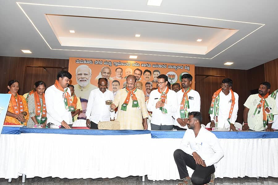 ತುಮಕೂರಿನಲ್ಲಿ ಶನಿವಾರ ಹಮ್ಮಿಕೊಂಡಿದ್ದ ಬಿಜೆಪಿ, ಜೆಡಿಎಸ್ ಕಾರ್ಯಕರ್ತರ ಸಭೆಯನ್ನು ಮಾಜಿ ಸಚಿವ ಅರವಿಂದ ಲಿಂಬಾವಳಿ ಕಲ್ಲು ಒಡೆಯುವ ಮೂಲಕ ಉದ್ಘಾಟಿಸಿದರು. ಶಾಸಕ ಜಿ.ಬಿ.ಜ್ಯೋತಿಗಣೇಶ್, ಬಿಜೆಪಿ ರಾಜ್ಯ ಎಸ್ಟಿ ಮೋರ್ಚಾ ಕಾರ್ಯದರ್ಶಿ ಓಂಕಾರ್, ಮುಖಂಡರಾದ ಮುನಿರಾಜು, ಗಂಗಮ್ಮ ಆನಂದಕುಮಾರ್, ಧನಲಕ್ಷ್ಮಿ ನಟರಾಜು ಇತರರು ಉಪಸ್ಥಿತರಿದ್ದರು