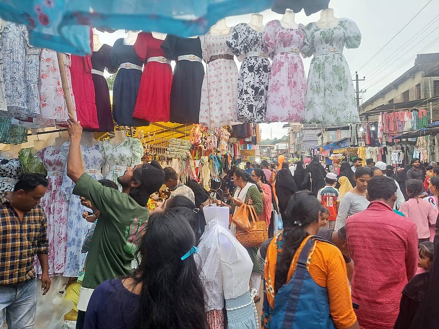 ಭಟ್ಕಳದಲ್ಲಿನ ರಂಜಾನ್ ಮಾರುಕಟ್ಟೆಯಲ್ಲಿ ಜನರು ಖರೀದಿಯಲ್ಲಿ ತೊಡಗಿದ್ದರು