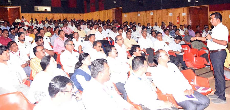 ಮಾಸ್ಟರ್‌ ಟ್ರೈನರ್‌ ಬೀದರ್‌ನಲ್ಲಿ ಗುರುವಾರ ಹಮ್ಮಿಕೊಂಡಿದ್ದ ಇವಿಎಮ್‌ ತರಬೇತಿ ಕಾರ್ಯಕ್ರಮದಲ್ಲಿ ಜಿಲ್ಲಾ ಚುನಾವಣಾಧಿಕಾರಿ ಗೋವಿಂದ ರೆಡ್ಡಿ ಮಾತನಾಡಿದರು