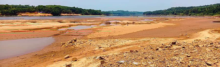 ಬಂಟ್ವಾಳ ತಾಲ್ಲೂಕಿನ ಪಾಣೆಮಂಗಳೂರು ನೇತ್ರಾವತಿ ನದಿ ಕೆಲವೆಡೆ ಬರಿದಾಗಿ ಕಾಣುತ್ತಿದೆ