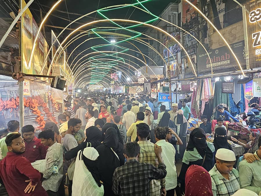 ರಂಜಾನ್ ಮಾಸದ ಅಂಗವಾಗಿ ಬೆಳಗಾವಿಯ ಮಾರುಕಟ್ಟೆ ಪ್ರದೇಶ ವಿದ್ಯುದ್ದೀಪಗಳಿಂದ ಝಗಮಗಿಸುತ್ತಿದೆ –ಪ್ರಜಾವಾಣಿ ಚಿತ್ರ: ಏಕನಾಥ ಅಗಸಿಮನಿ