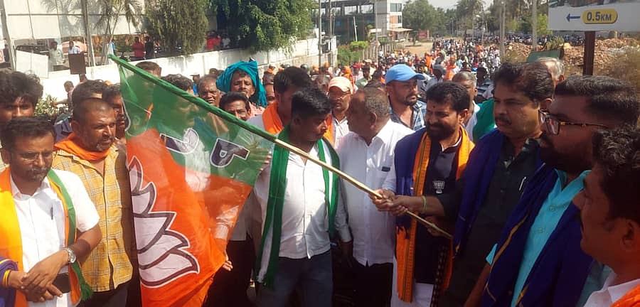ಶ್ರೀರಂಗಪಟ್ಟಣದಲ್ಲಿ ಬಿಜೆಪಿ ಮತ್ತು ಜೆಡಿಎಸ್‌ ಕಾರ್ಯಕರ್ತರ ಬೈಕ್‌ ರ್ಯಾಲಿಗೆ ವಿಧಾನಸಭೆ ವಿರೋಧ ಪಕ್ಷದ ನಾಯಕ ಆರ್‌. ಅಶೋಕ್‌ ಭಾನುವಾರ ಚಾಲನೆ ನೀಡಿದರು. ಮುಖಂಡರಾದ ಸಿ.ಟಿ. ರವಿ, ಇಂಡುವಾಳು ಸಚ್ಚಿದಾನಂದ, ಪೀಹಳ್ಳಿ ರಮೇಶ್‌ ಇದ್ದಾರೆ
