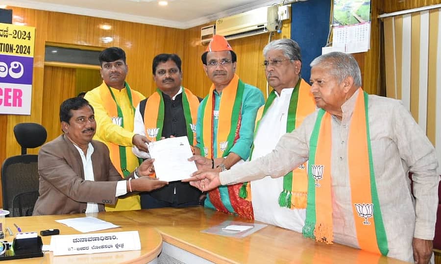 ಕೇಂದ್ರ ಸಚಿವ ಭಗವಂತ ಖೂಬಾ ಅವರು ಬೀದರ್ನಲ್ಲಿ ಸೋಮವಾರ ಚುನಾವಣಾಧಿಕಾರಿ ಗೋವಿಂದ ರೆಡ್ಡಿ ಅವರಿಗೆ ನಾಮಪತ್ರ ಸಲ್ಲಿಸಿದರು. ವಿಧಾನ ಪರಿಷತ್ ಸದಸ್ಯ ರಘುನಾಥರಾವ್ ಮಲ್ಕಾಪುರೆ, ಬಿಜೆಪಿ ಜಿಲ್ಲಾಧ್ಯಕ್ಷ ಸೋಮನಾಥ ಪಾಟೀಲ, ಮುಖಂಡರಾದ ಬಸವರಾಜ ಆರ್ಯ, ಎಂ.ಜಿ. ಮುಳೆ ಹಾಜರಿದ್ದರು