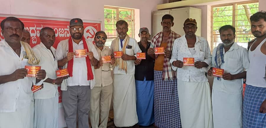 ಮಾನ್ವಿಯಲ್ಲಿ ಮಂಗಳವಾರ ಸಿಪಿಐ ರಾಜ್ಯ ಘಟಕದ ಕಾರ್ಯದರ್ಶಿ ಸಾತಿ ಸುಂದರೇಶ್ ಚುನಾವಣಾ ಜಾಗೃತಿ ಕರಪತ್ರಗಳನ್ನು ವಿತರಿಸಿದರು