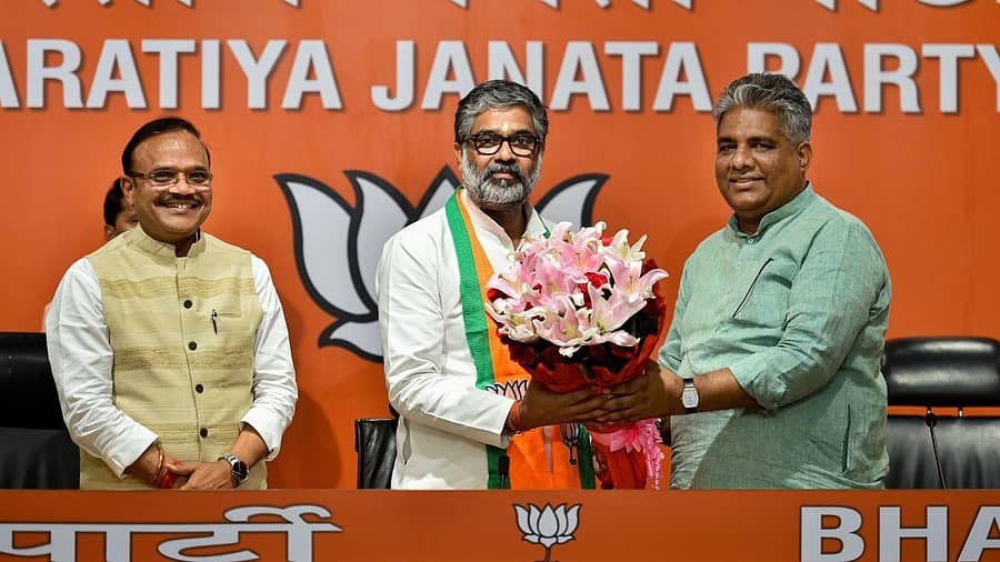 <div class="paragraphs"><p>ನೀರಜ್ ಶೇಖರ್ (ಮಧ್ಯದಲ್ಲಿರುವವರು) ಅವರು 2019ರ ಜುಲೈ 16ರಂದು ಬಿಜೆಪಿ ಸೇರಿದ ಸಂದರ್ಭ. ಅನಿಲ್ ಜೈನ್ ಹಾಗೂ ಭೂಪೇಂದ್ರ ಯಾದವ್ ಇದ್ದಾರೆ.</p></div>