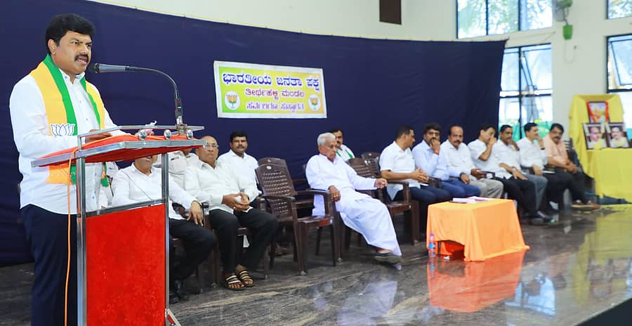 ತೀರ್ಥಹಳ್ಳಿಯಲ್ಲಿ ನಡೆದ ಬಿಜೆಪಿ ಜನಪ್ರತಿನಿಧಿಗಳ ಸಭೆಯಲ್ಲಿ ಅಭ್ಯರ್ಥಿ ಬಿ.ವೈ. ರಾಘವೇಂದ್ರ ಮಾತನಾಡಿದರು
