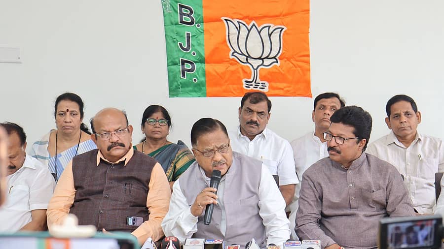 <div class="paragraphs"><p>ಕಲಬುರಗಿಯಲ್ಲಿ ಶುಕ್ರವಾರ ನಡೆದ ಪತ್ರಿಕಾಗೋಷ್ಠಿಯಲ್ಲಿ ಬಿಜೆಪಿಯ ರಾಷ್ಟ್ರೀಯ ಪ್ರಧಾನ ಕಾರ್ಯದರ್ಶಿ ರಾಧಾ ಮೋಹನ್ ಅಗರವಾಲ್ ಮಾತನಾಡಿದರು. ಬಿಜೆಪಿ ಮುಖಂಡರು ಉಪಸ್ಥಿತರಿದ್ದರು</p></div>