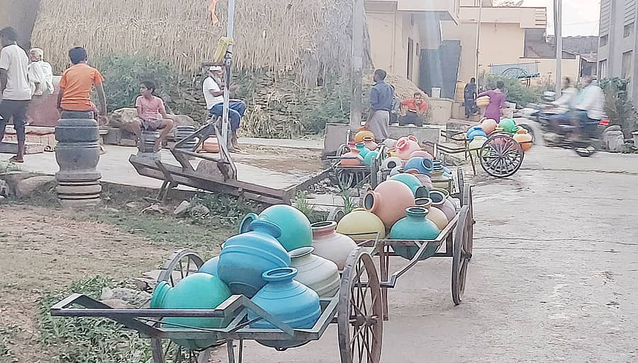ಶಿಗ್ಗಾವಿ ತಾಲ್ಲೂಕಿನ ಬಂಕಾಪುರ ಪಟ್ಟಣದ ಕೊಟ್ಟಿಗೇರಿಯಲ್ಲಿನ ಕುಂದೂರ ರಸ್ತೆಯಲ್ಲಿನ ಸಾರ್ವಜನಿಕ ನಳದ ಮುಂದೆ ಕುಡಿಯುವ ನೀರಿಗಾಗಿ ಸರತಿಯಲ್ಲಿ ಕೊಡಗಳನ್ನು ಇಟ್ಟಿರುವುದು