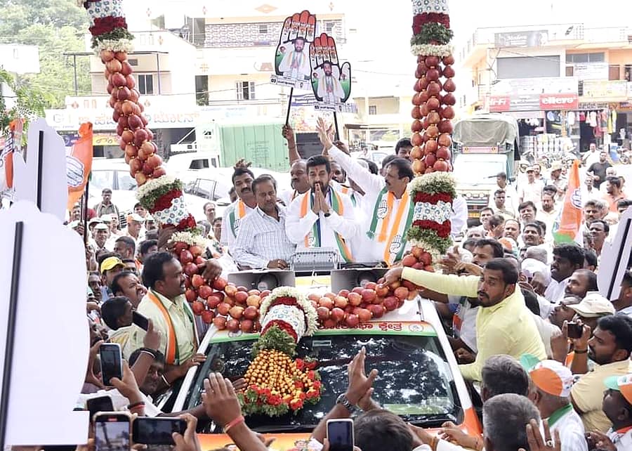 ದೊಡ್ಡಬಳ್ಳಾಪುರ ತಾಲ್ಲೂಕಿನಲ್ಲಿ ಬುಧವಾರ ಕಾಂಗ್ರೆಸ್ ಅಭ್ಯರ್ಥಿ ರಕ್ಷಾರಾಮಯ್ಯ ರೋಡ್ ಶೋ ನಡೆಸುವ ಮೂಲಕ ಮತಯಾಚನೆ ಮಾಡಿದರು