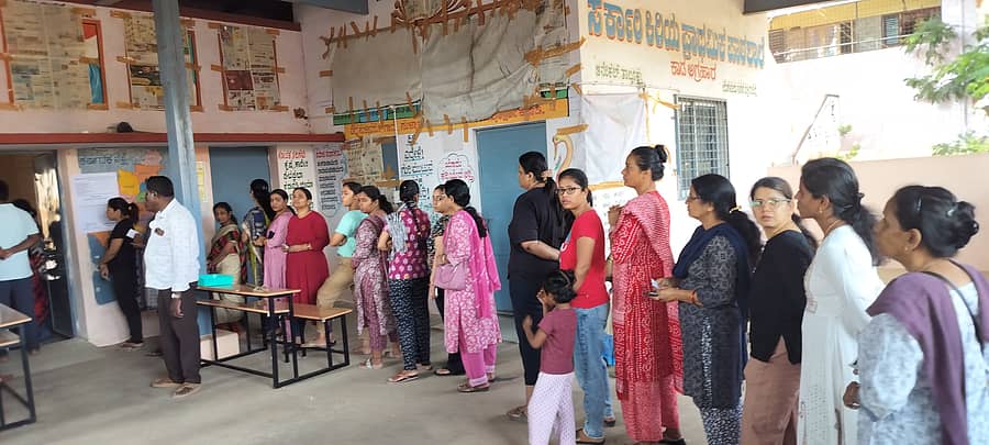 ಆನೇಕಲ್ ತಾಲ್ಲೂಕಿನ ಕಾಡಅಗ್ರಹಾರದಲ್ಲಿ ಮತ ಚಲಾಯಿಸಲು ಸರತಿ ಸಾಲಿನಲ್ಲಿ ನಿಂತಿರುವ ಮತದಾರರು