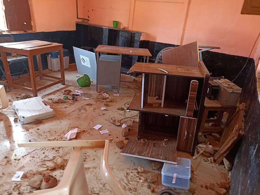 <div class="paragraphs"><p>ಗ್ರಾಮಸ್ಥರ ದಾಳಿಯಿಂದ ಹಾನಿಗೀಡಾಗಿದ್ದ ಮತಗಟ್ಟೆ</p></div>