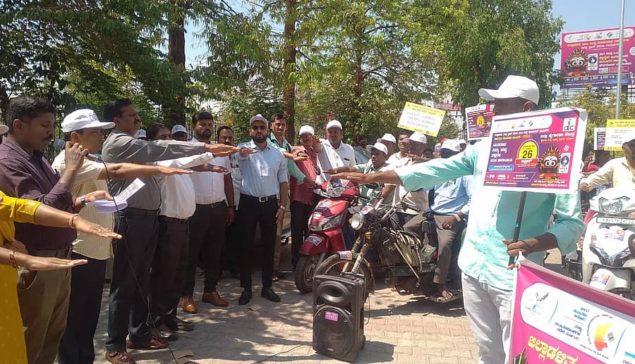 ರಾಮನಗರದ ಜಿಲ್ಲಾ ಪಂಚಾಯಿತಿ ಆವರಣದಲ್ಲಿ ಮಂಗಳವಾರ ಮತದಾರರ ಜಾಗೃತಿಗಾಗಿ  ಅಂಗವಿಕಲರಿಂದ ಹಮ್ಮಿಕೊಂಡಿದ ಬೈಕ್ ರ‍್ಯಾಲಿಗೂ ಮುಂಚೆ, ಜಿಲ್ಲಾ ಪಂಚಾಯಿತಿ ಸಿಇಒ ದಿಗ್ವಿಜಯ್ ಬೋಡ್ಕೆ ಮತದಾನ ಪ್ರತಿಜ್ಞಾ ವಿಧಿ ಬೋಧಿಸಿದರು