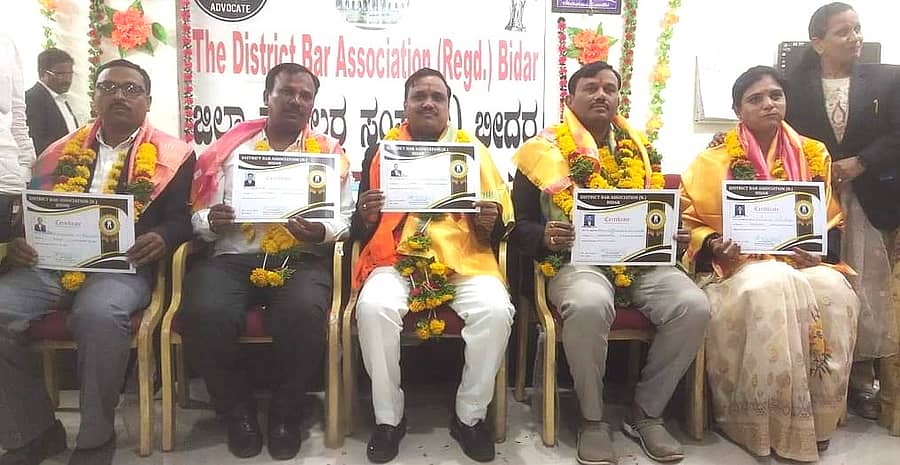 ಜಿಲ್ಲಾ ವಕೀಲರ ಸಂಘಕ್ಕೆ ನಡೆದ ಚುನಾವಣೆಯಲ್ಲಿ ಆಯ್ಕೆಯಾದ ನೂತನ ಪದಾಧಿಕಾರಿಗಳನ್ನು ಬೀದರ್ನಲ್ಲಿ ಸನ್ಮಾನಿಸಲಾಯಿತು