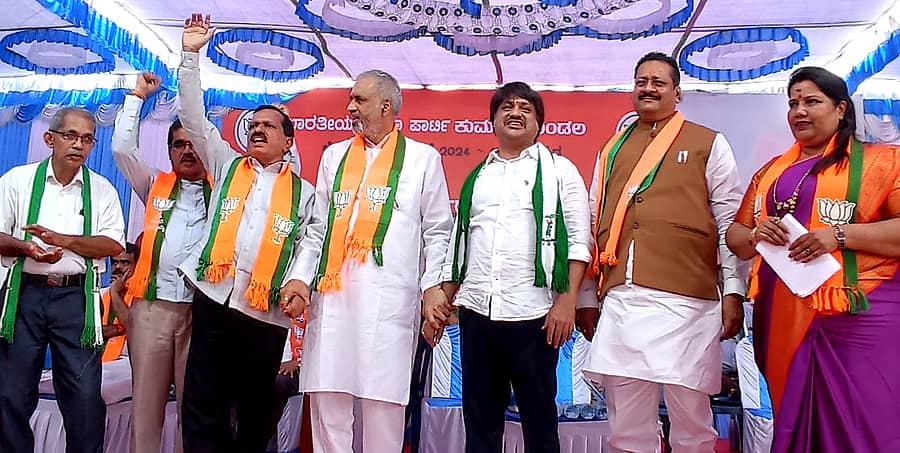 ಕುಮಟಾದಲ್ಲಿ ನಡೆದ ಬಿಜೆಪಿ ಬೂತ್ ಮುಖ್ಯಸ್ಥರ ಸಮಾವೇಶದಲ್ಲಿ ಬಿಜೆಪಿ-ಜೆಡಿಎಸ್ಮುಖಂಡರು ಮೈತ್ರಿಯ ಒಗ್ಗಟ್ಟು ಪ್ರದರ್ಶಿಸಿದರು