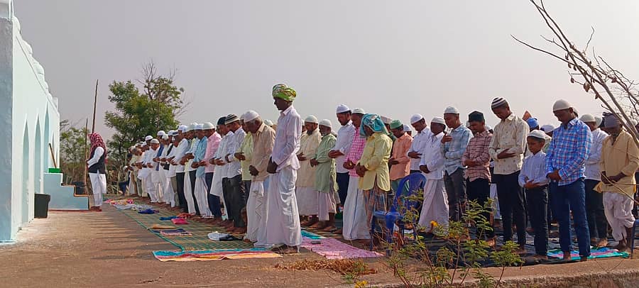 ಯಲಬುರ್ಗಾ ತಾಲ್ಲೂಕು ಮಾಟಲದಿನ್ನಿ ಗ್ರಾಮದ ಹೊರವಲಯದಲ್ಲಿರುವ ಈದ್ಗಾ ಮೈದಾನದಲ್ಲಿ ಗುರುವಾರ ಮುಸ್ಲಿಮರು ಸಾಮೂಹಿಕ ಪ್ರಾರ್ಥನೆ ಸಲ್ಲಿಸಿದರು