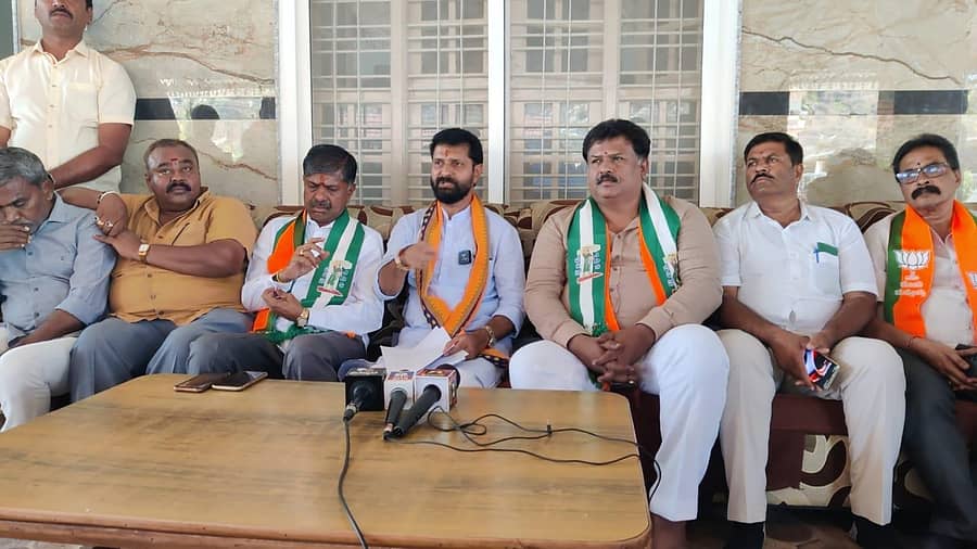 ಚಿಂತಾಮಣಿ ತಾಲ್ಲೂಕಿನ ಕೈವಾರದಲ್ಲಿ ನಡೆದ ಪತ್ರಿಕಾಗೋಷ್ಠಿಯಲ್ಲಿ ಮಾಜಿ ಶಾಸಕ ಸಿ.ಟಿ.ರವಿ ಮಾತನಾಡಿದರು